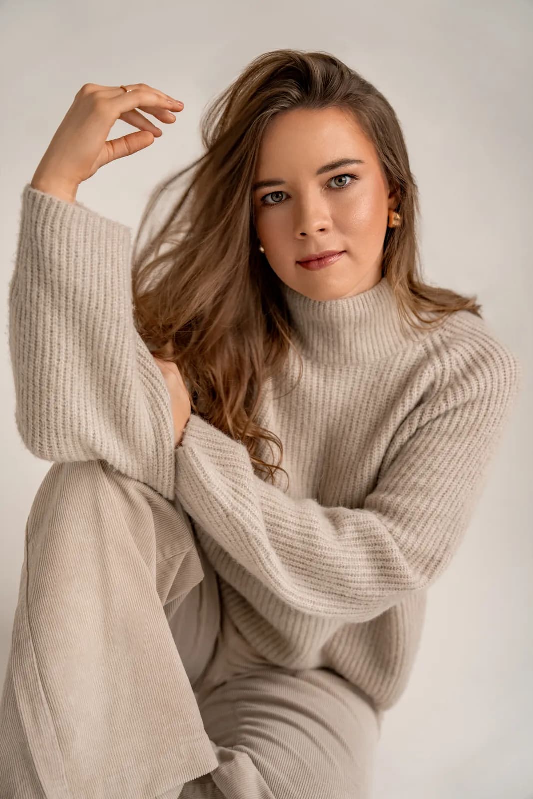 Kouča un terapeites Darjas Titovas portrets Therapy by Titov studijā neitrālā, mierīgā vidē, kas atspoguļo centra filozofiju par dziļu un saudzīgu darbu ar ķermeni, prātu un dvēseli.